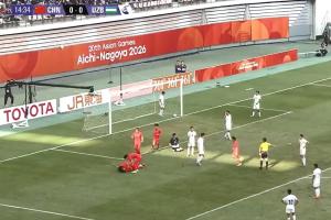 U23国足1-0领先乌兹别克斯坦！胡荷韬与蒯纪闻撞墙后破门