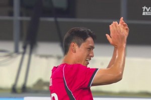 庆祝比划小心心❤️！吴世勋头球破门，韩国2-0领先乌兹别克
