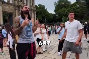 海王来了！亚当斯逛澳门跟中国球迷合影打趣：一张5元